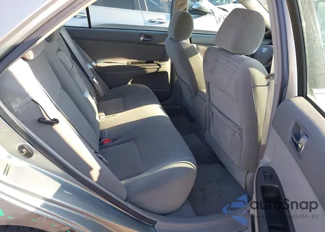 2005 Toyota Camry Le V6 z USA, uszkodzony, nr VIN 4T1BF32K95U598429